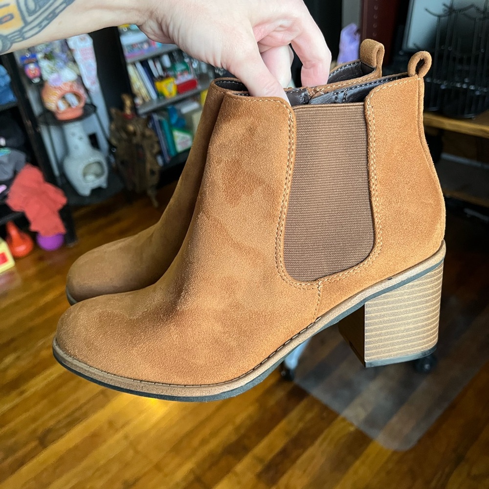 NWOT Women’s 8.5 Sonoma Brown Faux Suede Heeled Ankle Booties With Ortholite